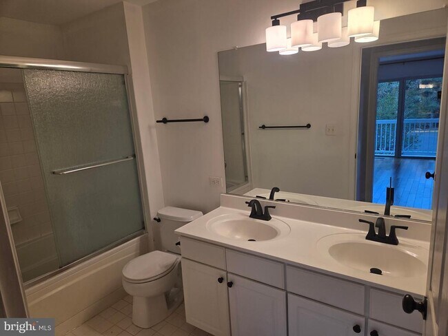 Building Photo - 1930 Crescent Park Dr