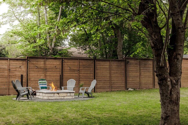 Building Photo - 9101 Heatherwood Dr