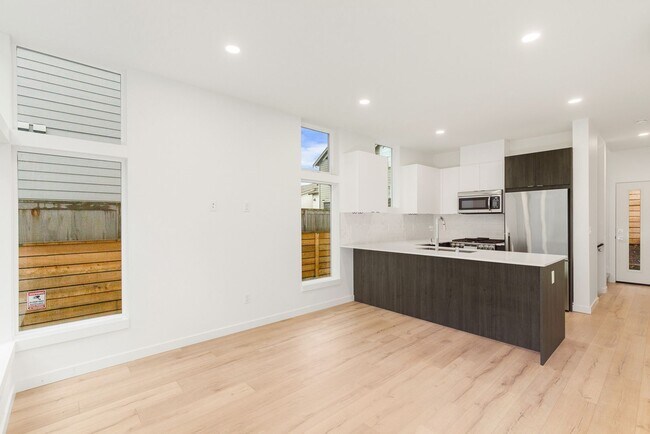 Building Photo - Gorgeous Greenlake Area 2 Bedroom Townhouse