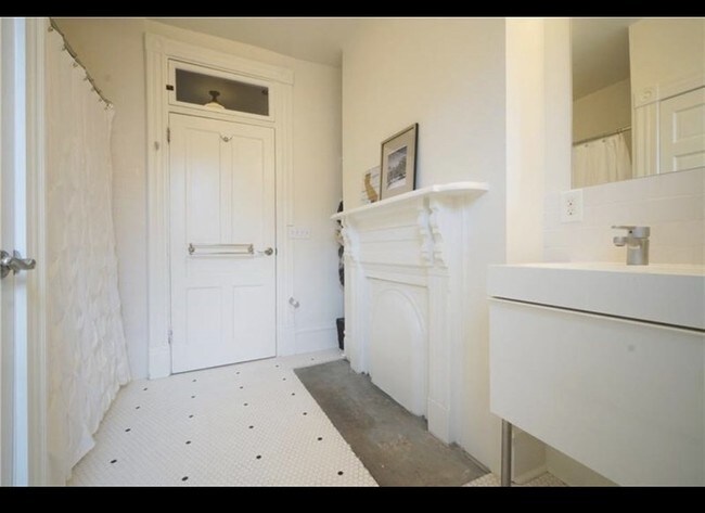 Full bathroom - 165 Home St