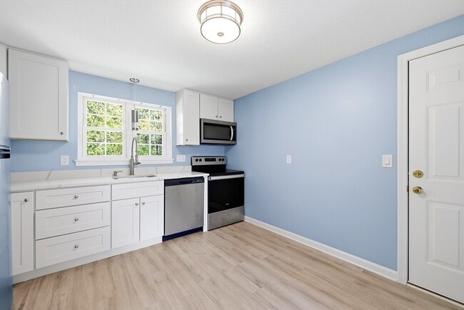 Building Photo - 8 Maple Crest Cir