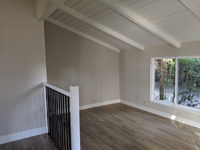 Building Photo - Remodeled 4 Bed 2 Bath Beauty in Vintage H...