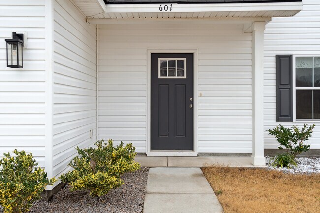 Building Photo - 601 Meloney Dr