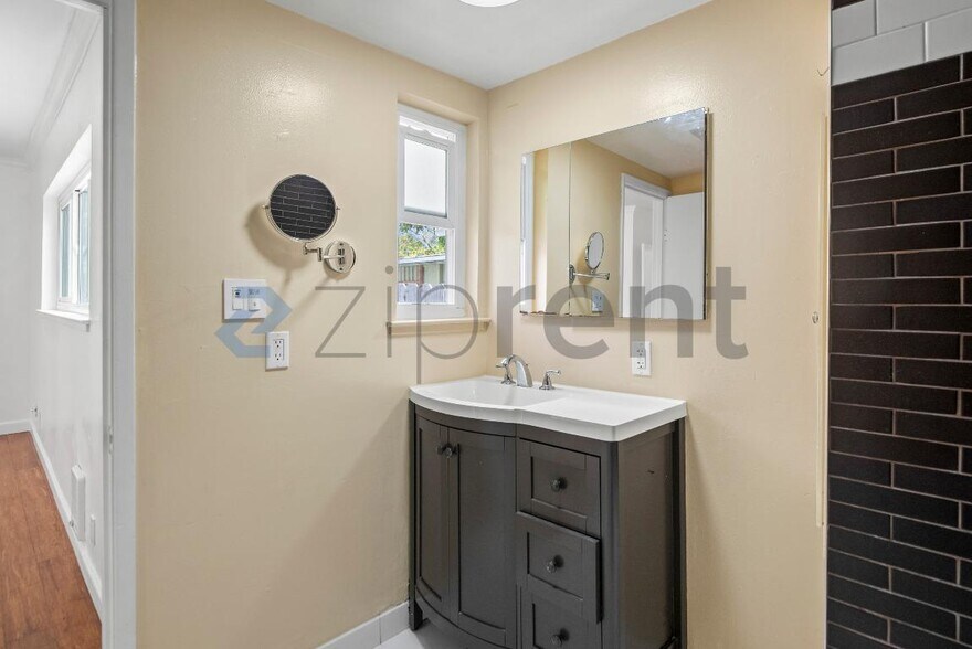 Building Photo - 22814 Kings Ct