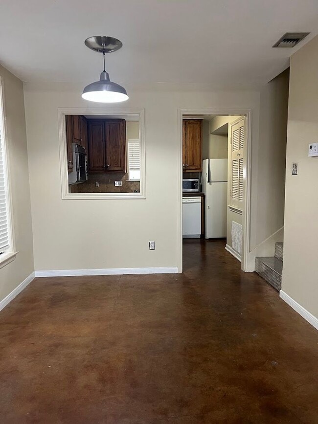 Building Photo - ORANGE TREE - WEST CAMPUS - AUGUST 2026 MOVE IN