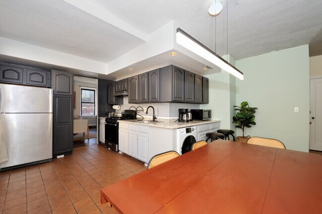 Building Photo - 400 W 47th St