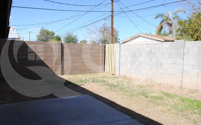 Primary Photo - 462 E Royal Palms Dr
