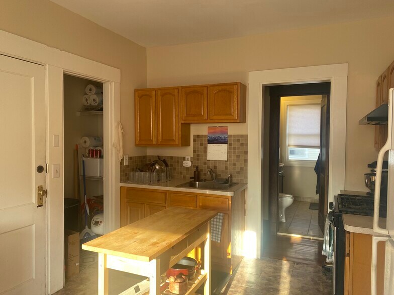 Kitchen - 616 Whalley Ave