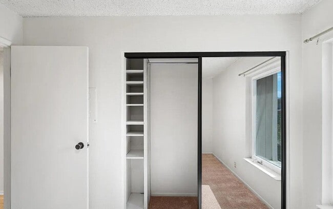 Building Photo - 137 N Oak Knoll Ave