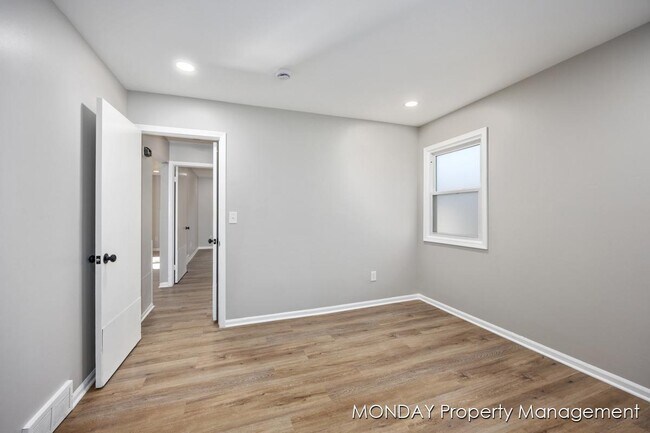 Building Photo - 945-947 Lancashire Ct SE