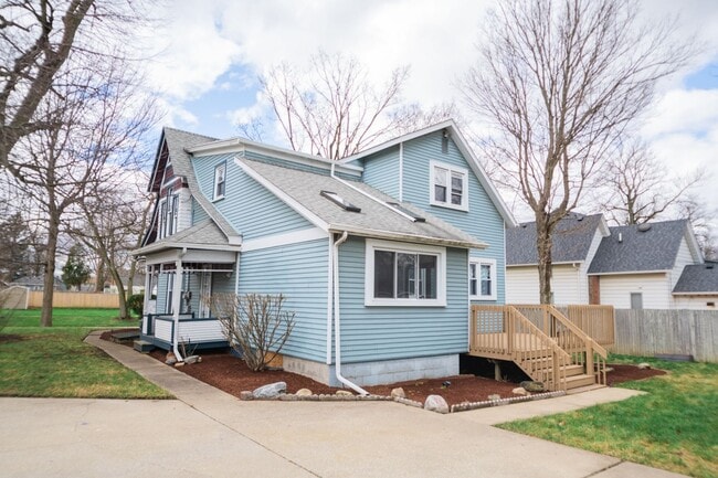 Building Photo - 3 bed 1.5 bath Downtown Valparaiso Home