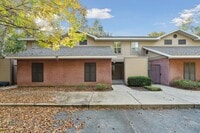 Building Photo - Townhome in Woods Edge!