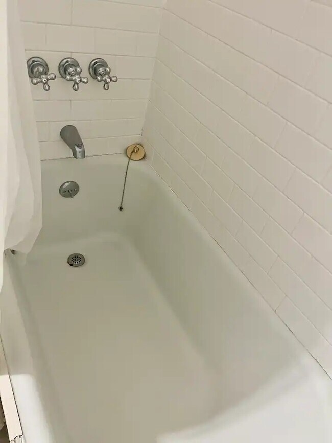 Building Photo - 236 Howard St NE