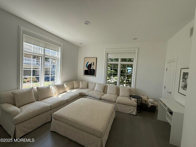 Building Photo - 31 Riviera Dr