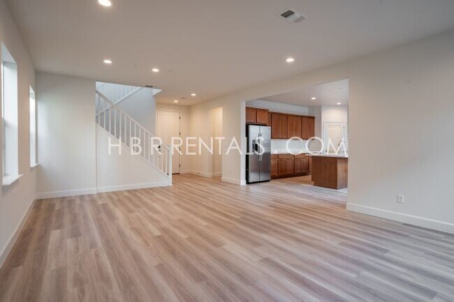 Building Photo - Spacious 4-Bedroom with 3 Full Baths in Tracy – Your Next Rental Home Awaits!