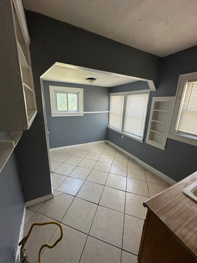 Building Photo - 2 Bedroom 1 Bath