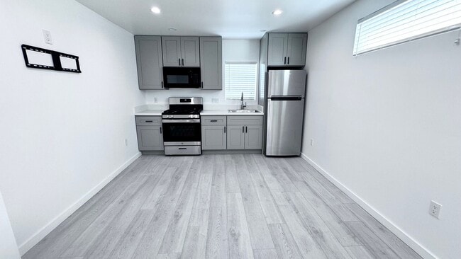Building Photo - Charming Newly Renovated 1-Bedroom Home in...