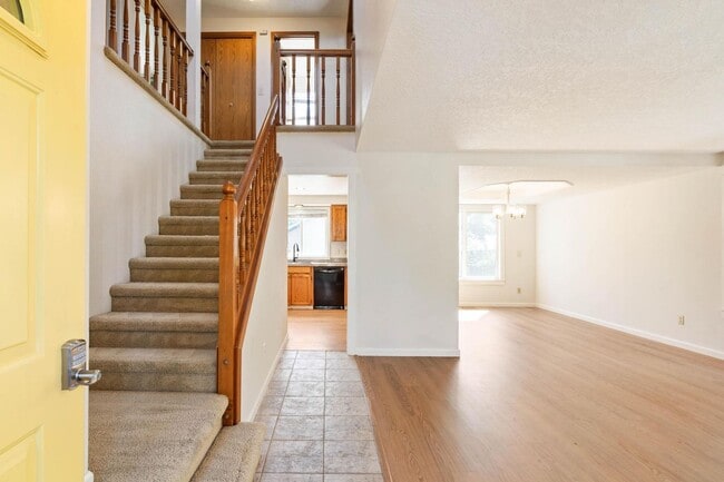 Building Photo - Comfortable 4-bdrm/2.5-bath home in Hillsb...