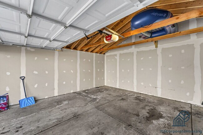 Building Photo - Furnished 3-Bedroom Lower Apartment on Delaware Ave