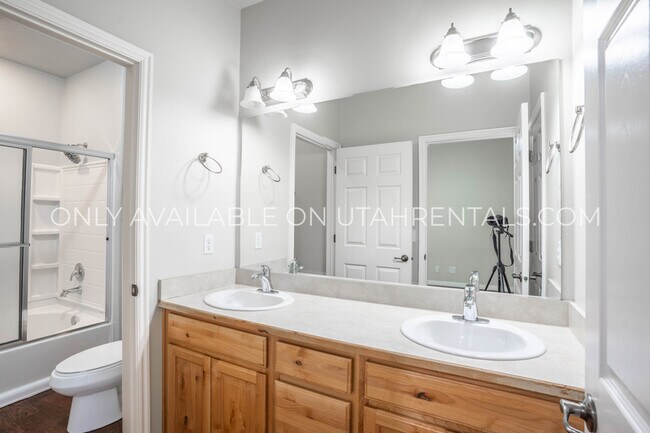 Building Photo - 1061 Canyon Meadow Dr