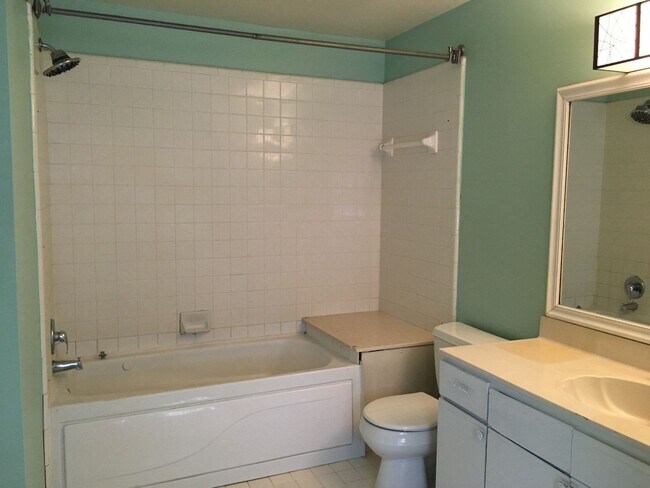 Building Photo - Midtown 2 story condo in Belleair Woods. Over 1200 sq ft of living space! Fenced in back yard! Pe...