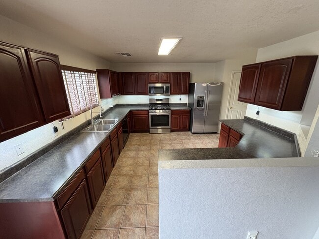 Building Photo - Convenient Location Three bedroom 2.5 baths 2 car garage