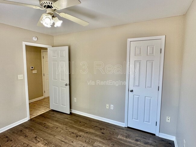 Building Photo - 436 Park Lake Dr