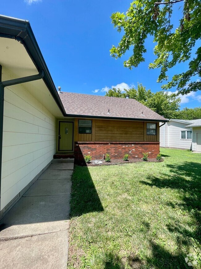 Building Photo - 3 bedroom in Andover! Mowing included!
