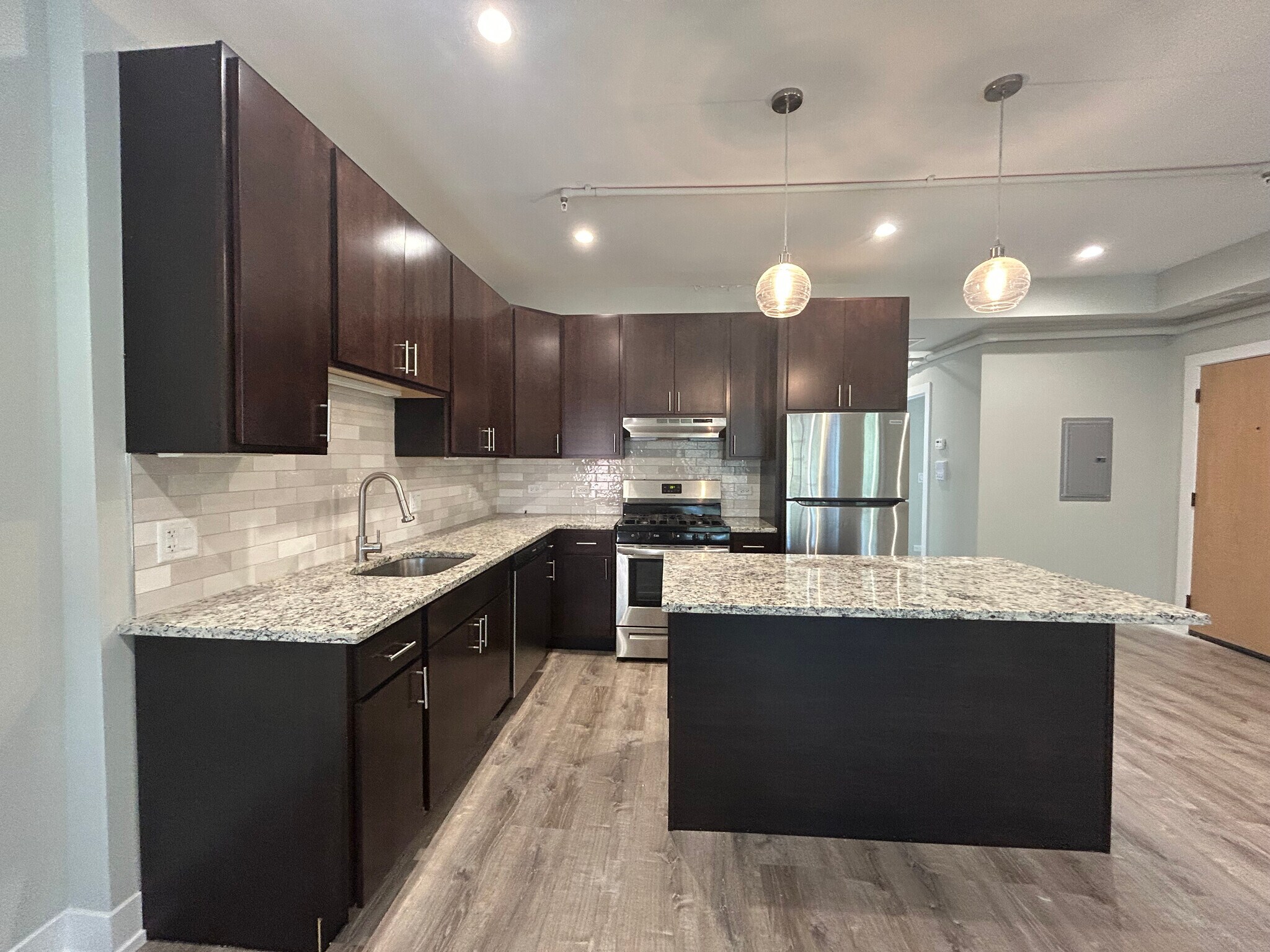 Building Photo - 1000 Crain St