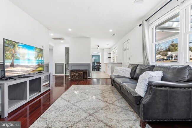 Building Photo - 4016 Hirst Dr