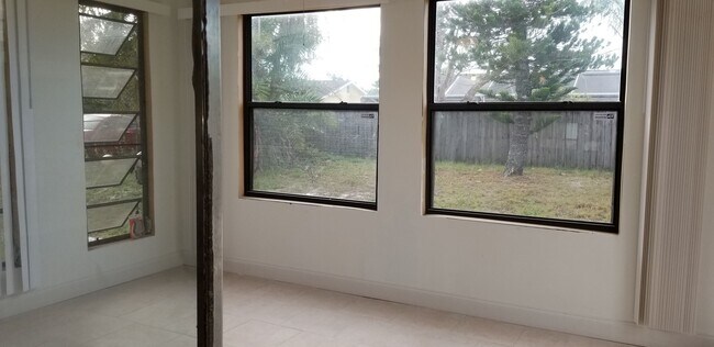 Building Photo - S. BISCAYNE & TAMIAMI TRAIL / 2 bedroom home / $ 1450
