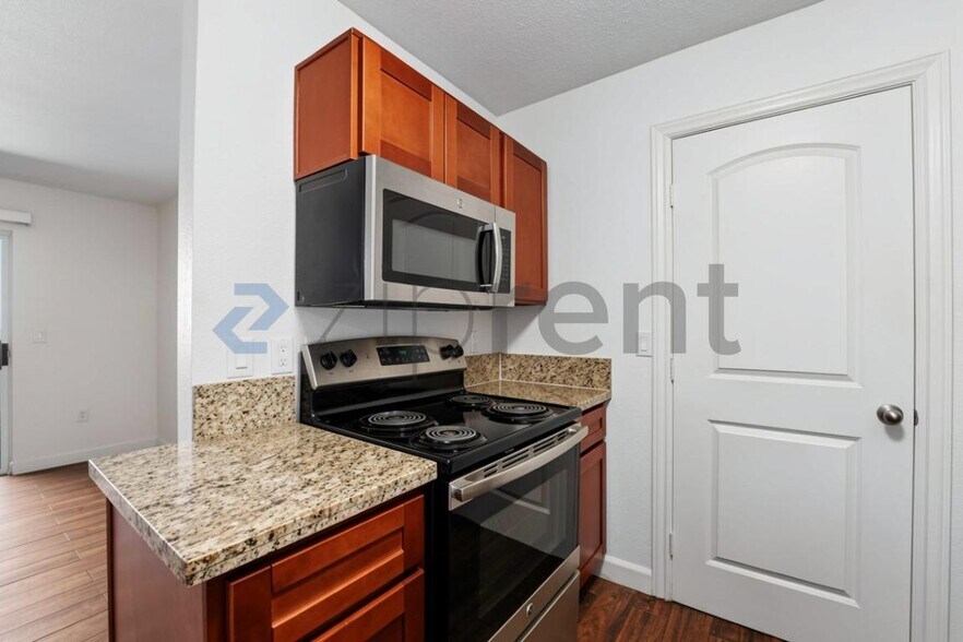 Building Photo - Unit B206