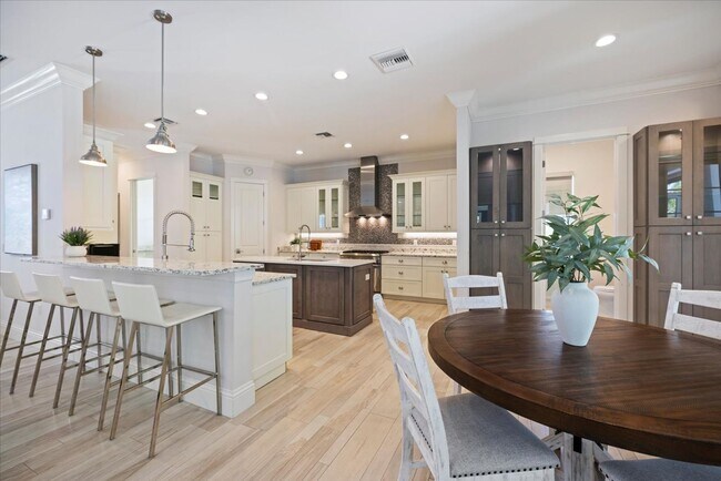 Building Photo - Furnished, Yearly 4bd Home on Siesta Key