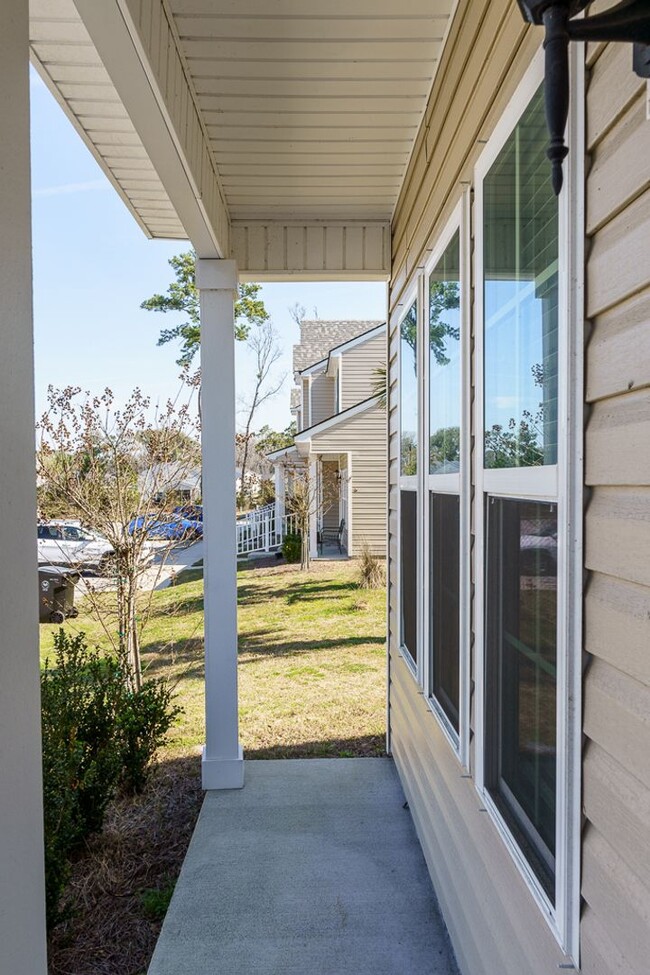 Building Photo - Three Bedroom Townhome