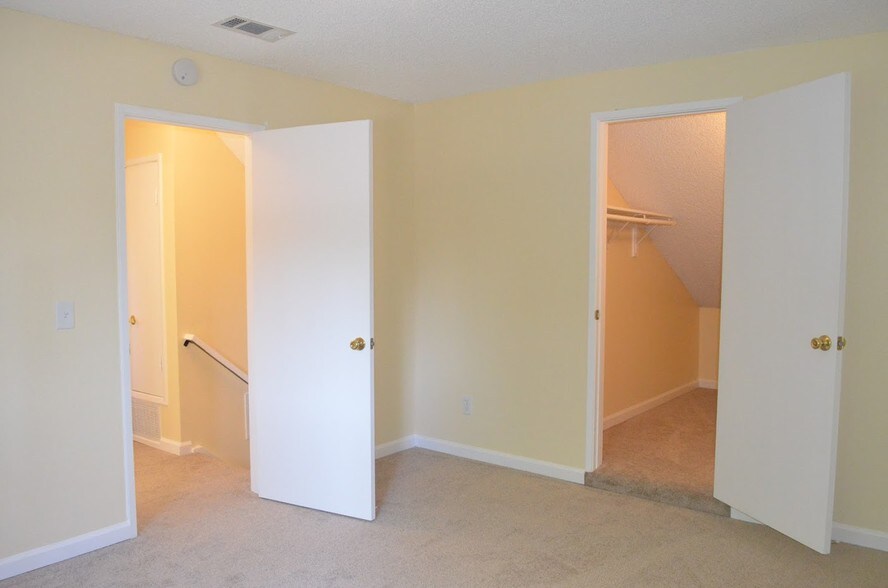 Building Photo - 759 Valley Green Dr