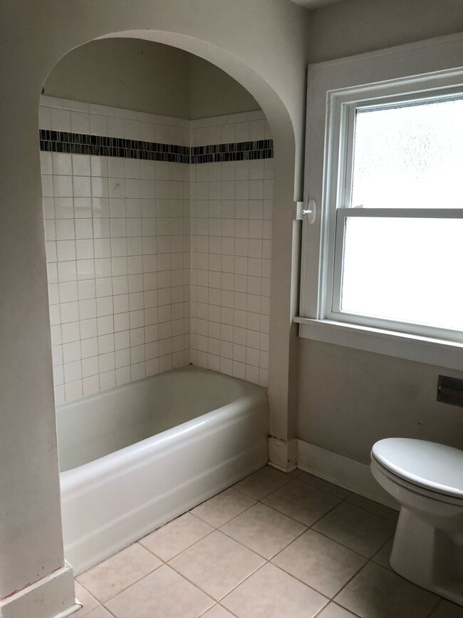 Building Photo - 2929 Davenport Ave