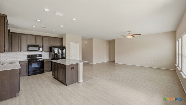 Building Photo - 140 Fabarm Ln