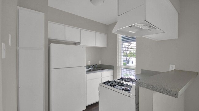 Building Photo - 4406 Avenue C