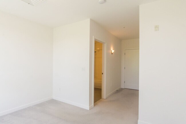Building Photo - 2Bd/2Ba Seattle Condo
