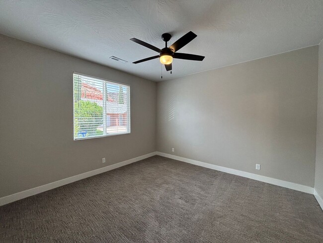 Building Photo - SPACIOUS HOME FOR RENT!