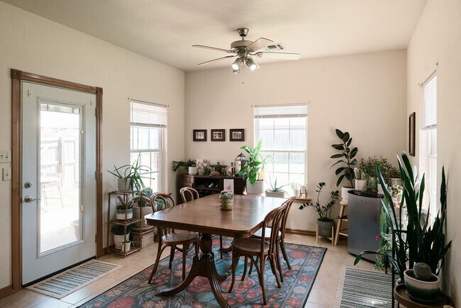 Building Photo - 608 Shady Oak