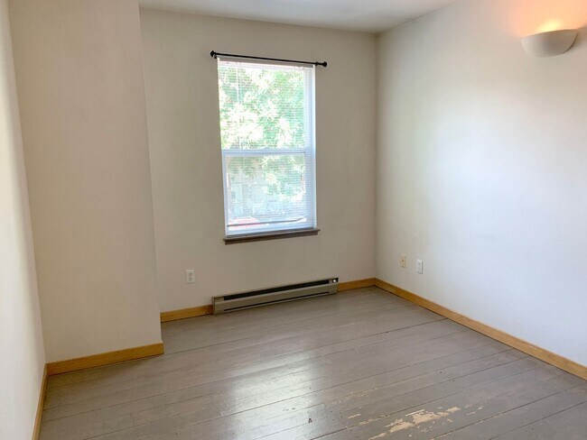 Building Photo - 209 W Mulberry St