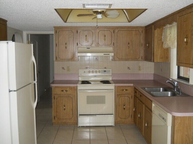 Building Photo - 6247 Spring Hill Dr