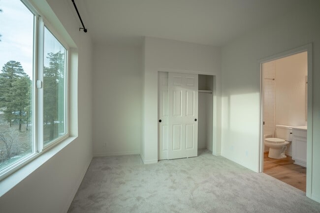 Building Photo - 5026 E Retreat Cir