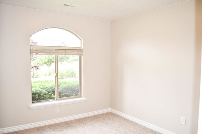 Building Photo - Idyllic Provo home w LOTS of garage space!
