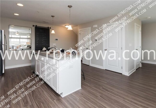 Building Photo - UPDATED!! 2 Bedroom, 2.5 Bath Townhome in ...