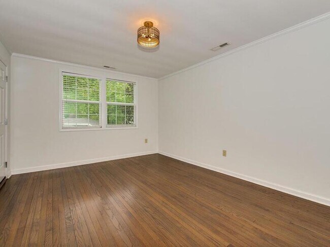 Building Photo - 5113 Valley Stream Rd