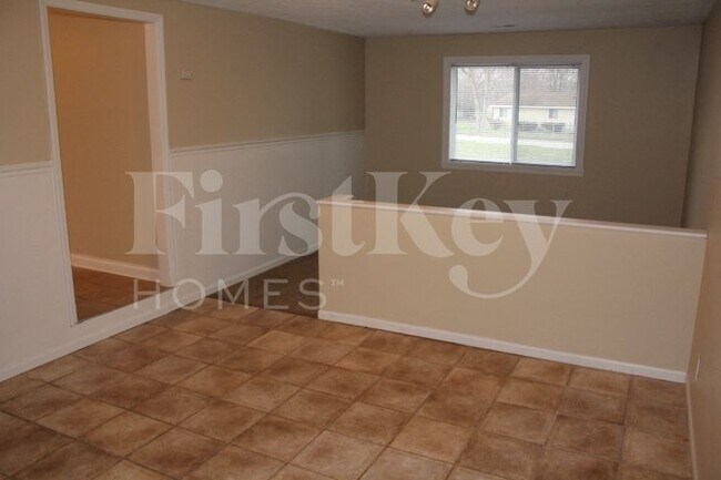 Building Photo - 9440 Port Royal Dr