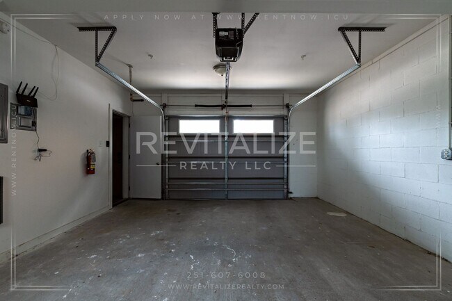 Building Photo - Fully Furnished Townhome w/ Private Garage