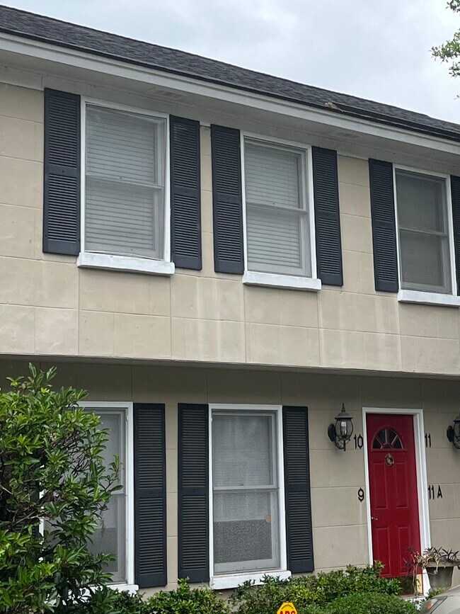 2nd floor unit w/ secure entries - 6501 Habersham St